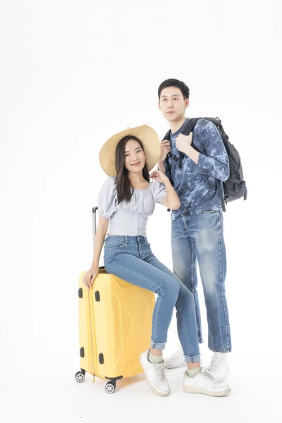 孤立した休暇旅行のための若いカップルのパッキング 若いアジアの男性と女性が白い背景で楽しく旅の準備をしています — ストック写真