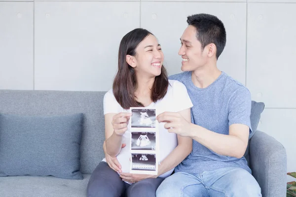 Ultraljud Gravid Mamma Och Pappa Lycklig Gravid Kvinna Med Make — Stockfoto