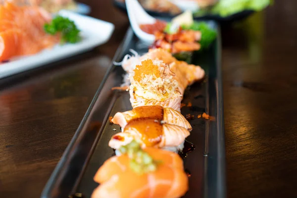 Somon Balıklı Menü Japon Yemekleri Bir Japon Restoranında Güzel Tabaklar — Stok fotoğraf