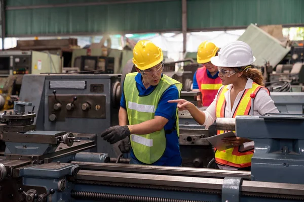 Ingénieur Pointe Doigt Les Machines Les Techniciens Personnalisent Fonctionnement Des — Photo