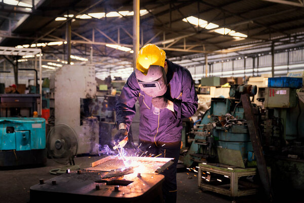 Техники завода сварки молодых. сталеплавильный завод с использованием электродуговой сварочной машины для сварки стали на заводе.