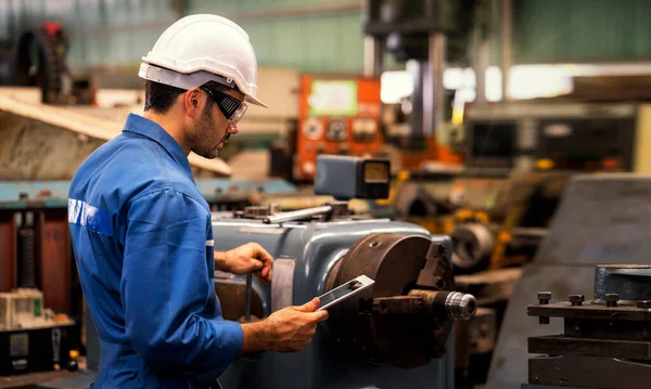 Engenheiros Técnicos Qualificados Estão Mantendo Máquinas Técnicos Profissionais Estão Segurando — Fotografia de Stock