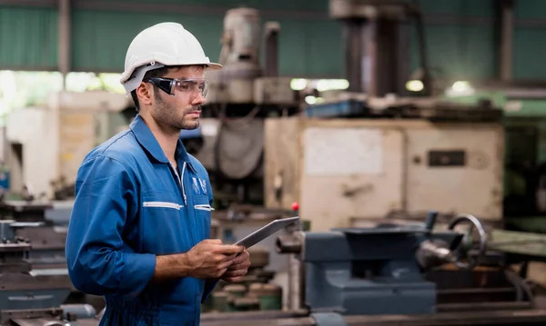 Meccanica Industriale Sta Lavorando Fronte Una Macchina Fabbrica Tecnici Professionisti — Foto Stock