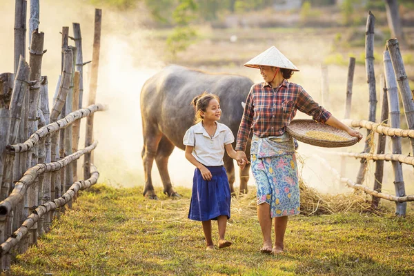 Concepto Vida Rural Madre Hija Caminando Para Alimentar Búfalo Una — Foto de Stock