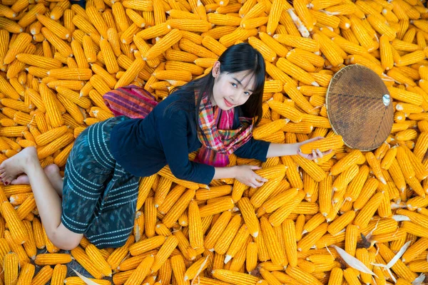 Vidéki Életmód Koncepció Vidéki Thaiföldi Lányok Akik Kukoricát Tartanak Földeken — Stock Fotó