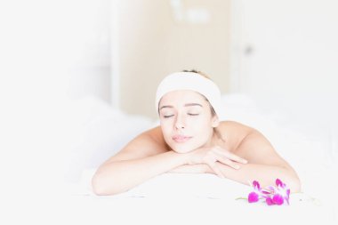 Temiz bir kaplıca salonunda dinlenen genç bir kadın. Genç ve sağlıklı bir bayan kaplıcada dinleniyor..