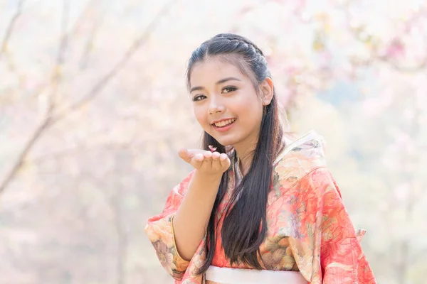 Молодая Женщина Цветущей Вишней Руке Вишней Японии — стоковое фото