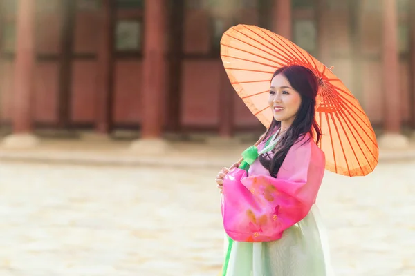 Chica Coreana Usando Hanbok Usando Paraguas Amarillo Los Famosos Palacios — Foto de Stock