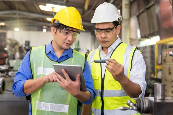 Technikusok Mérnökök Összehasonlítják Pótalkatrészek Egy Részét Tablet Mintáival Ipari Üzemekben — Stock Fotó