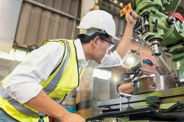 Engenheiro Mecânico Asiático Operando Máquina Torno Industrial Técnicos Engenheiros Estão — Fotografia de Stock