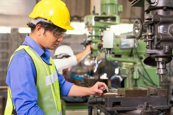 Asyalı Makine Mühendisi Endüstriyel Torna Makinesi Kullanıyor Fabrikadaki Makine Teknisyeni — Stok fotoğraf