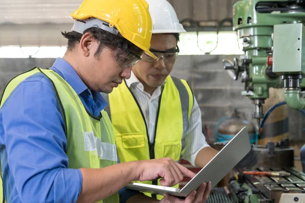 Técnico Com Chave Inglesa Computador Portátil Trabalhadores Fábrica Usando Equipamentos — Fotografia de Stock