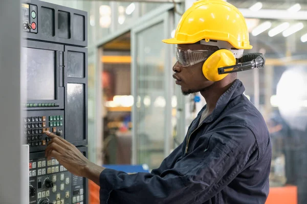 Técnicos Profesionales Están Controlando Maquinaria Industrial Línea Máquina Trabajo Control — Foto de Stock