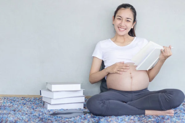 Беременная Читает Книгу Беременная Женщина Читает Книгу Капете Гостиной — стоковое фото