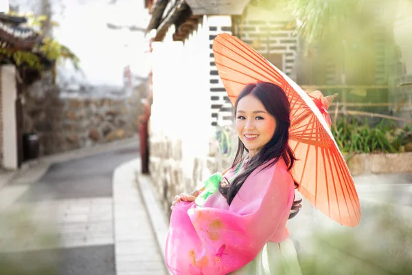 Menina Coreana Vestindo Guarda Chuva Hanbok Vestindo Famosos Palácios Seul — Fotografia de Stock