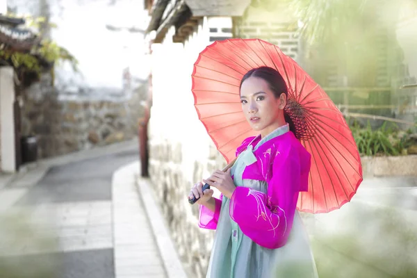 Menina Coreana Vestindo Hanbok Usando Guarda Chuva Rosa Famosos Palácios — Fotografia de Stock