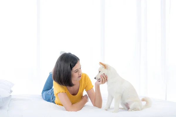 Μια Ασιάτισσα Μιλάει Ένα Σκύλο Στον Καναπέ Στην Κρεβατοκάμαρά Της — Φωτογραφία Αρχείου