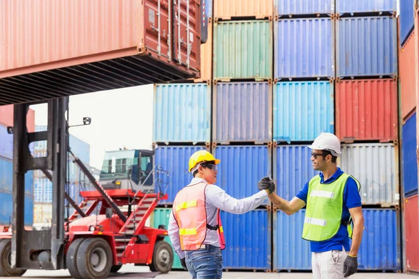 Foreman Operador Encomenda Contêineres Móveis Computador Portátil Foreman Hardhats Fazendo — Fotografia de Stock