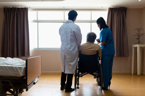 Doctors Physical Therapists Caring Elderly Sick People Doctor Nurse Using — Stock Photo, Image