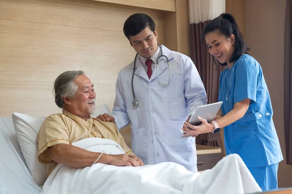 Doctor Nurse Using Tablet Computer Share Test Results Patient — Stock Photo, Image