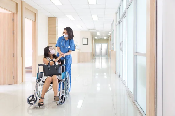 Asian Patient Hospital Wheelchair Discussing Female Doctor Doctors Encouraging Sick — Stock Photo, Image