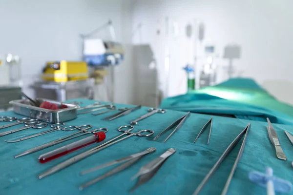 Ameliyat Odası Cerrahi Ekipman Bıçaklar Makas Forseps Kan Damarları Hastane — Stok fotoğraf