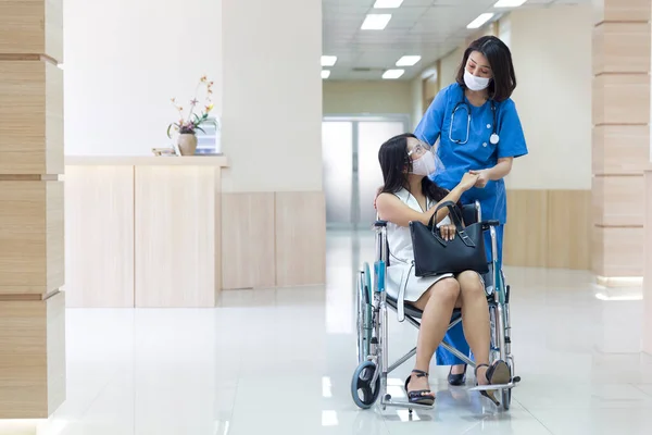 Paciente Feminina Cadeira Rodas Escuta Médico Médico Falando Com Uma — Fotografia de Stock