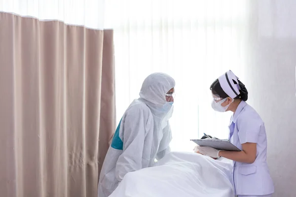Doctor Talking Nurse Doctor Nurse Full Body Cover Suit Discuss — Stock Photo, Image