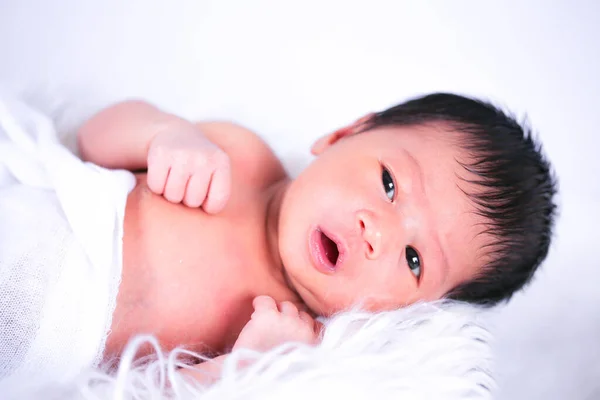 Ett Nyfött Barn Vit Bomullsfluffig Spädbarn Flicka Sover Sängen — Stockfoto