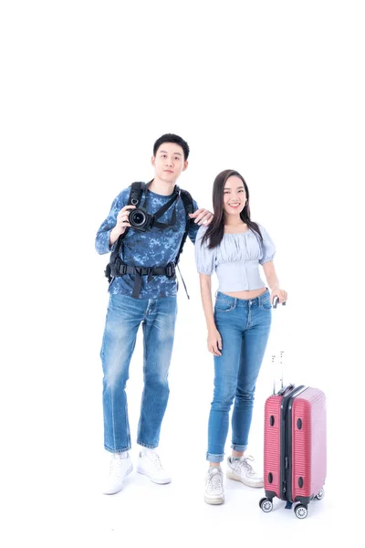 孤立した若いカップルの休暇旅行 アジアの若者と女性たちは 白い背景で楽しく旅の準備をしています 男ホールドカメラと女性とともに赤いスーツケース — ストック写真