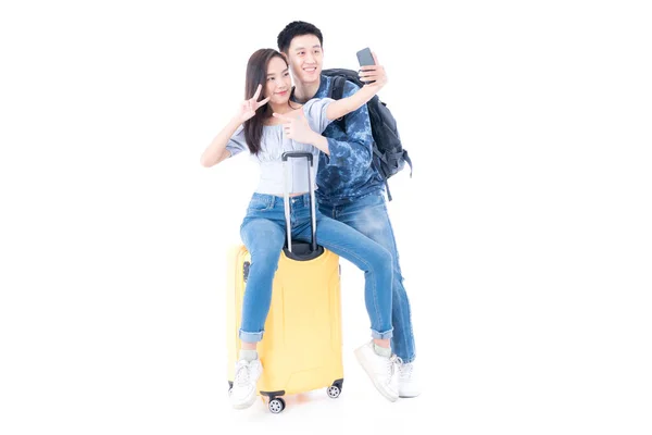 若いカップルのビデオ通話や外国での休暇に行く 若いカップルの自撮り幸せと旅行に行く アジアの女性と男性の白い背景に旅行 — ストック写真
