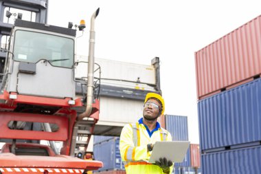 İthalat ve İhracat konsepti. İthalat ve ihracat taşımacılık endüstrisinin konteynır nakliye lojistiği.