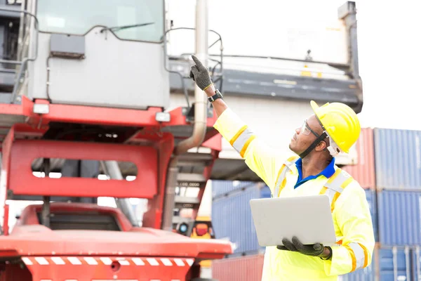 Foreman Está Dar Sinal Para Trabalhar Porto Para Mover Contentor — Fotografia de Stock