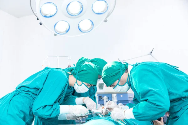 Doktorlar Ameliyat Önlüklerini Bir Araya Getirirler Cerrah Hastanede Bir Hastayı — Stok fotoğraf