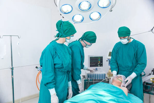 Hastane Ameliyathanesinde Cerrahi Operasyon Yapan Bir Pratisyen Cerrah Hastanede Bir — Stok fotoğraf