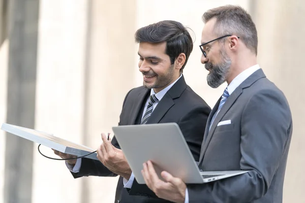 Negocio Donde Jefe Explica Estrategia Empresa Sus Colegas Empresario Atractivo — Foto de Stock