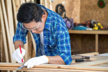 Ahşap işçiliği ya da profesyonel inşaat atölyesi. Marangozhanede ahşap işleme çıraklığı.