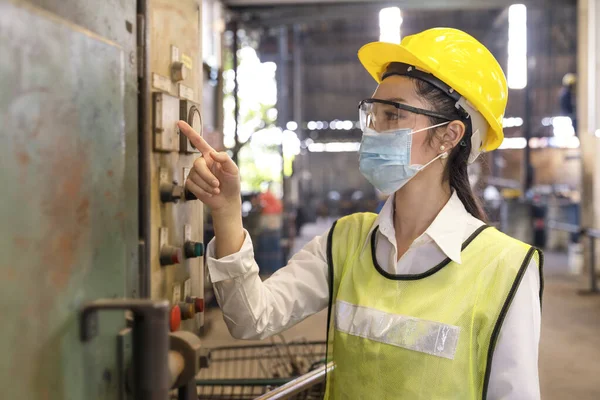 Mühendis Kadın Endüstriyel Elektrik Sistemini Kontrol Ediyor Izliyor Profesyonel Teknisyenler — Stok fotoğraf