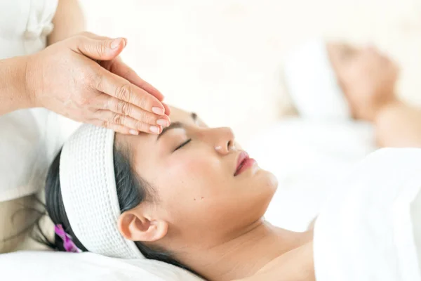 Junge Schöne Frau Gesunde Wellness Behandlung Frauen Bekommen Eine Gesichtsmassage — Stockfoto