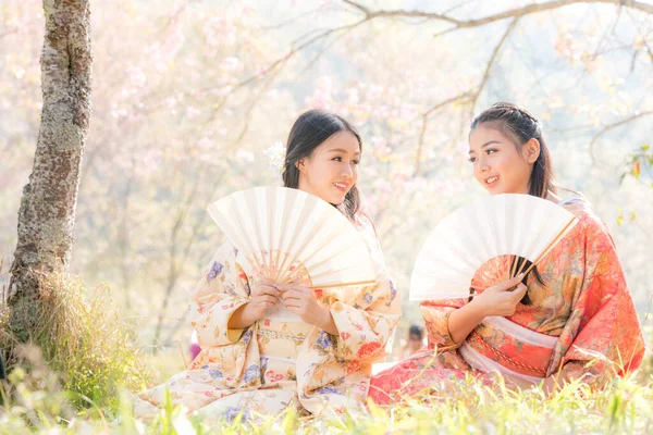 Mulher Bonita Vestindo Quimono Japonês Tradicional Com Flor Cereja Primavera — Fotografia de Stock