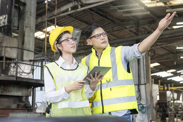 Beau Ingénieur Dans Une Usine Des Techniciens Professionnels Tiennent Une — Photo