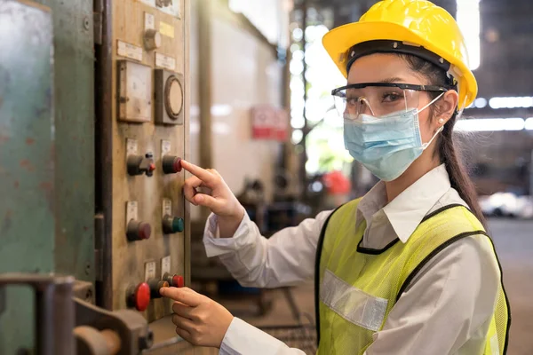 Maske Takan Bir Teknisyen Kadın Mühendis Makineyi Endüstriyel Uzaktan Kumanda — Stok fotoğraf