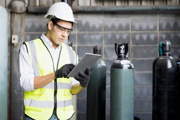 Male Heavy Industrial Worker Using Digital Tablet Manufacturing Acetylene Oxygen — Stock Photo, Image