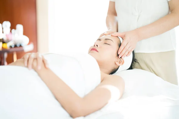 Junge Schöne Frau Gesunde Wellness Behandlung Frauen Bekommen Eine Gesichtsmassage — Stockfoto