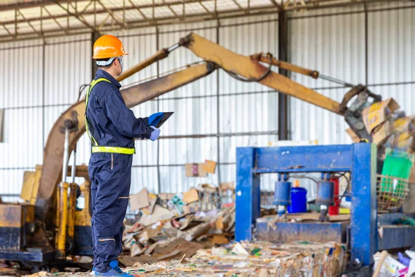 Ingeniero Que Conduce Cargador Planta Reciclaje Trabajadores Reciclaje Fábrica Están — Foto de Stock