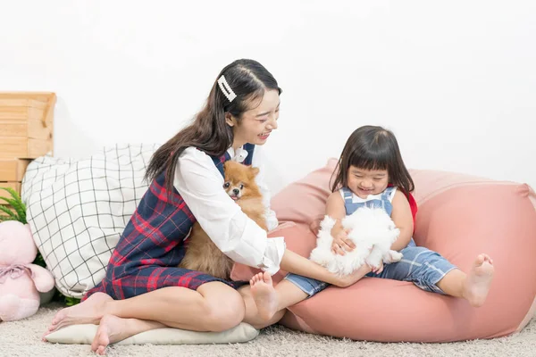 姉と妹笑って楽しいですととともに子犬 — ストック写真