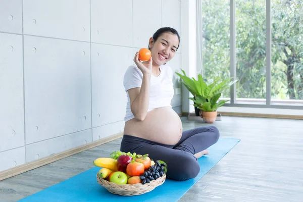 Беременная Мать Показывает Еду Свежие Фрукты Питания Беременности — стоковое фото