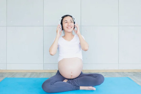 Gravid Mamma Öppnar Musik För Avkoppling Till Barnet Gravid Kvinna — Stockfoto