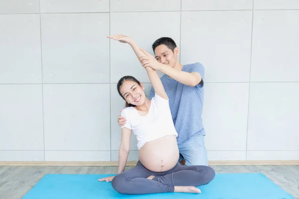 Pappa Hjälper Gravida Mödrar Att Träna Och Göra Yoga Vardagsrummet — Stockfoto