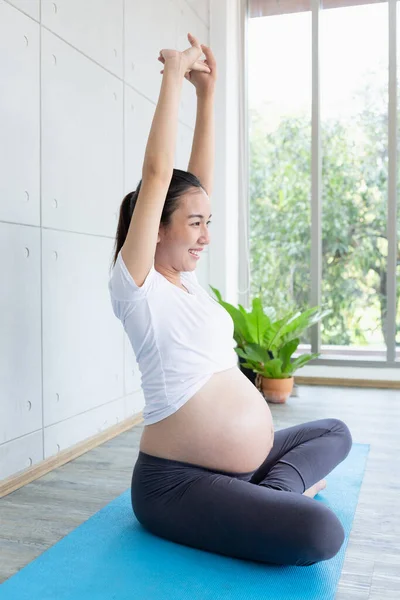 Mãe Está Divertir Fazer Ioga Mulher Grávida Fazendo Exercícios Matinais — Fotografia de Stock